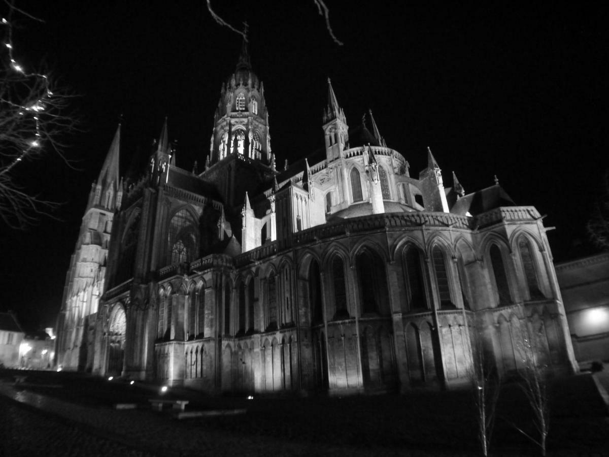 Les Combles De L Aure Grand Studio Cosy Confortable Classe 3 Etoiles Centre Bayeux 2 Mn A Pied Cathedrale Proche Plages Du Debarquement Exteriör bild